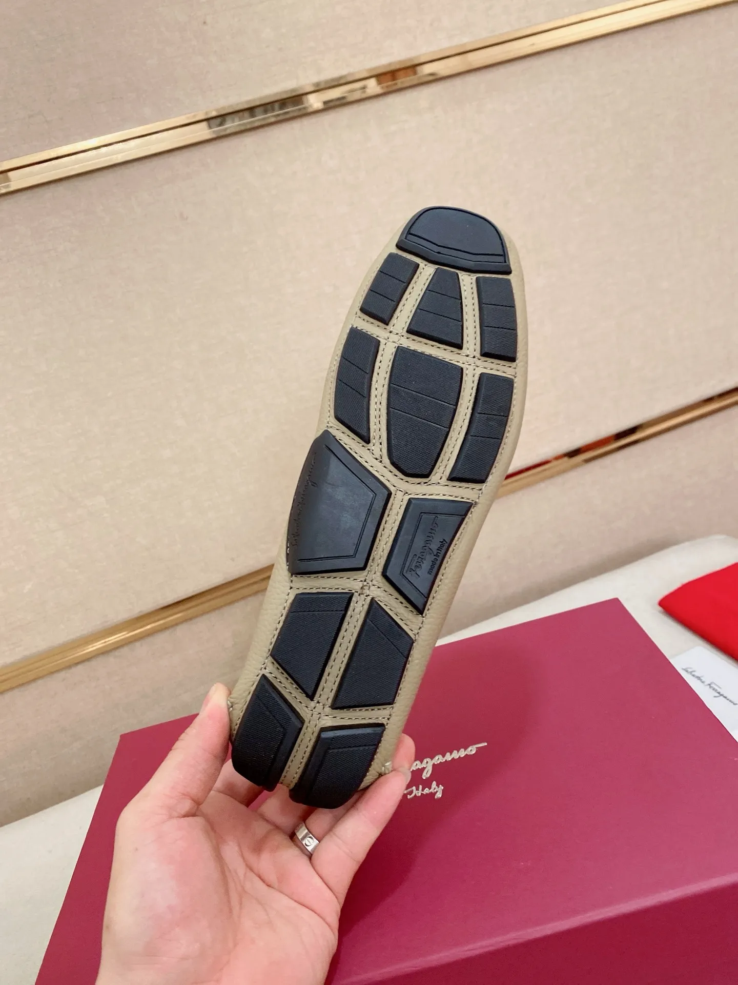 Men's shoes💰: 560💰High-end quality! Ferragamo🆕🆕Exclusive hot-selling products in stock🔥🔥New products on the shelves, high-quality Ferragamo men's pea shoes, high-end casual driving shoes, with complete packaging! 💪 💪 Material: imported first-layer pebbled cowhide 🐂 + imported high-quality water-dyed cowhide lining + wear-resistant outsole 👍🏻👍🏻 Features: high-end and comfortable, purely handmade 🚀 🚀 Create the perfect shoe that suits you best 🔥 🔥 Size: (38-44) 45 standard size can be customized!